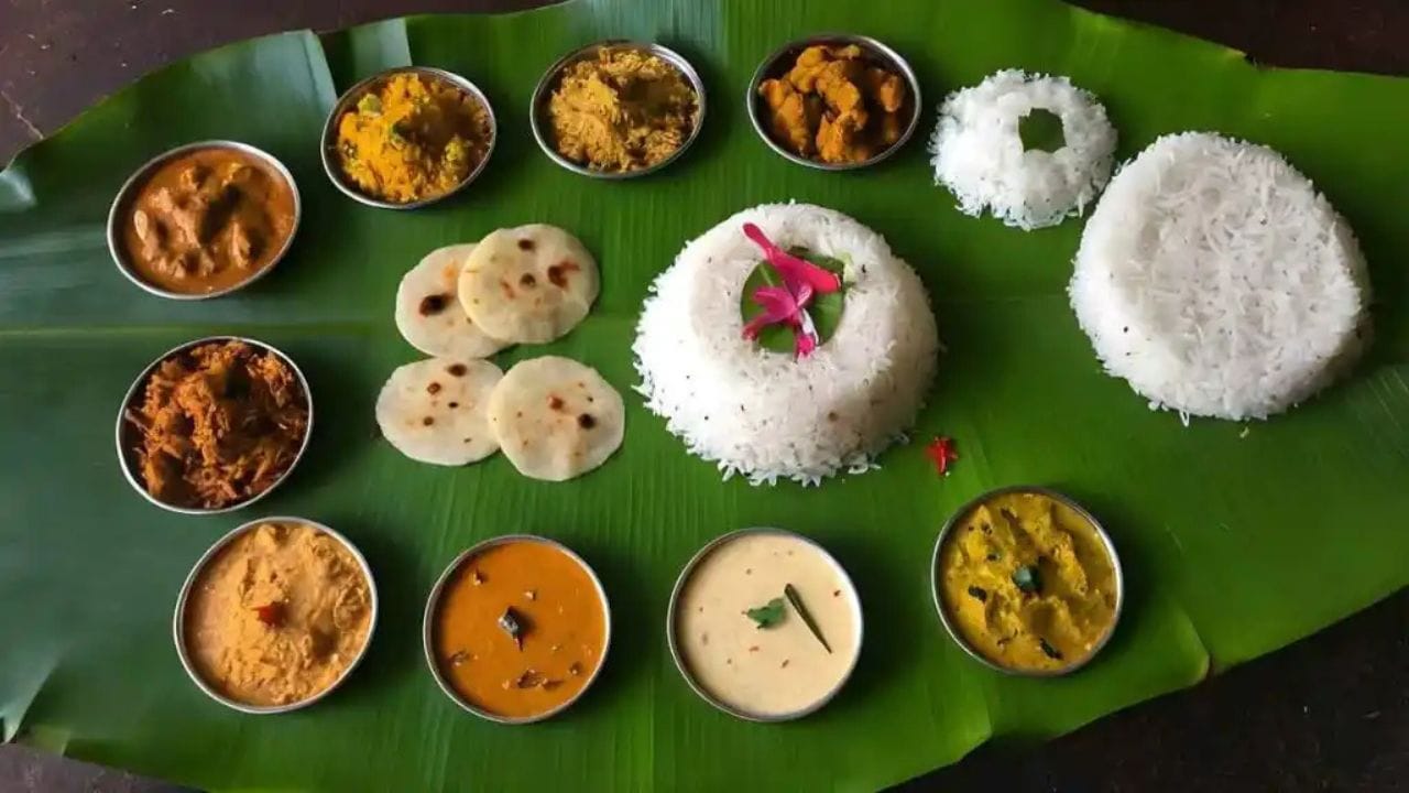 પર્યાવરણની દૃષ્ટિએ પણ કેળાના પાન એક ઉત્તમ વિકલ્પ છે. પ્લાસ્ટિક અથવા ડિસ્પોઝેબલ પ્લેટ્સની જેમ તે કચરો ઊભો કરતા નથી. ઉપયોગ પછી કેળાના પાન સરળતાથી કુદરતમાં ભળી જાય છે, જેના કારણે પર્યાવરણ પર વધારાનો ભાર પડતો નથી. આજના સમયમાં જ્યારે સિંગલ-યૂઝ પ્લાસ્ટિક ઘટાડવા પર ભાર મૂકવામાં આવી રહ્યો છે, ત્યારે આ પરંપરા વધુ પ્રાસંગિક બની ગઈ છે.