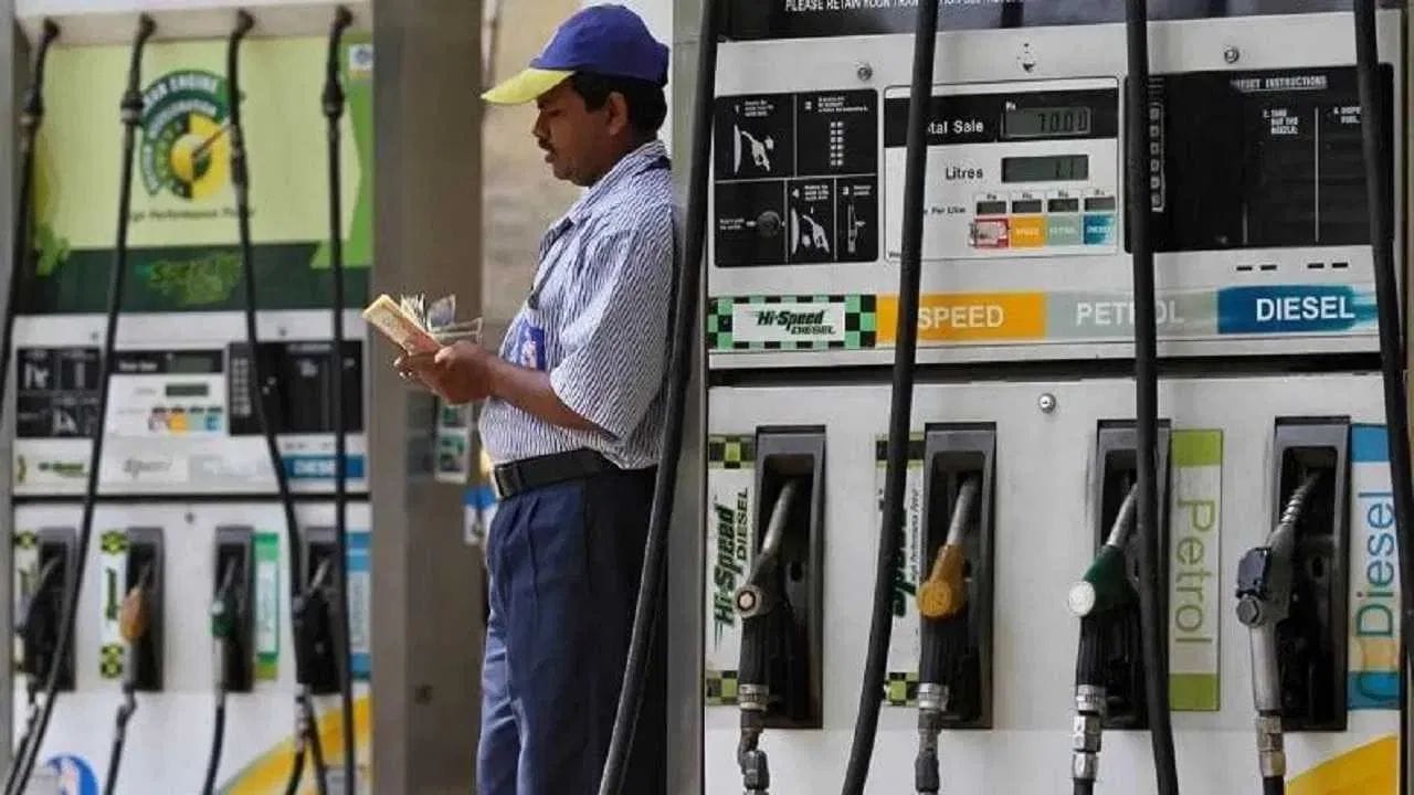 પ્રાઈવેટ કંપની શેલ ઇન્ડિયા (Shell) ના સત્તાવાર નિવેદન મુજબ, તેમના સામાન્ય પેટ્રોલ અને પ્રીમિયમ વી-પાવર (Shell V-Power) બંનેમાં ઇથેનોલનું પ્રમાણ એકસરખું જ (મહત્તમ 20 ટકા) હોય છે, બસ પ્રીમિયમ પેટ્રોલમાં એન્જિન સાફ રાખતા ખાસ કેમિકલ્સ ઉમેરાય છે. જિયો બીપી (Jio BP) એ પણ સ્પષ્ટ કર્યું છે કે તે દેશભરમાં માત્ર એક જ પ્રકારનું પેટ્રોલ વેરિઅન્ટ વેચે છે જેમાં નિયમ મુજબ પૂરેપૂરું 20 ટકા ઇથેનોલ (E20) ભળેલું હોય છે. ટૂંકમાં, મોંઘું પેટ્રોલ ખરીદવાથી ઇથેનોલથી સંપૂર્ણ મુક્તિ મળતી નથી, માત્ર તેનું પ્રમાણ થોડું અલગ હોઈ શકે છે.