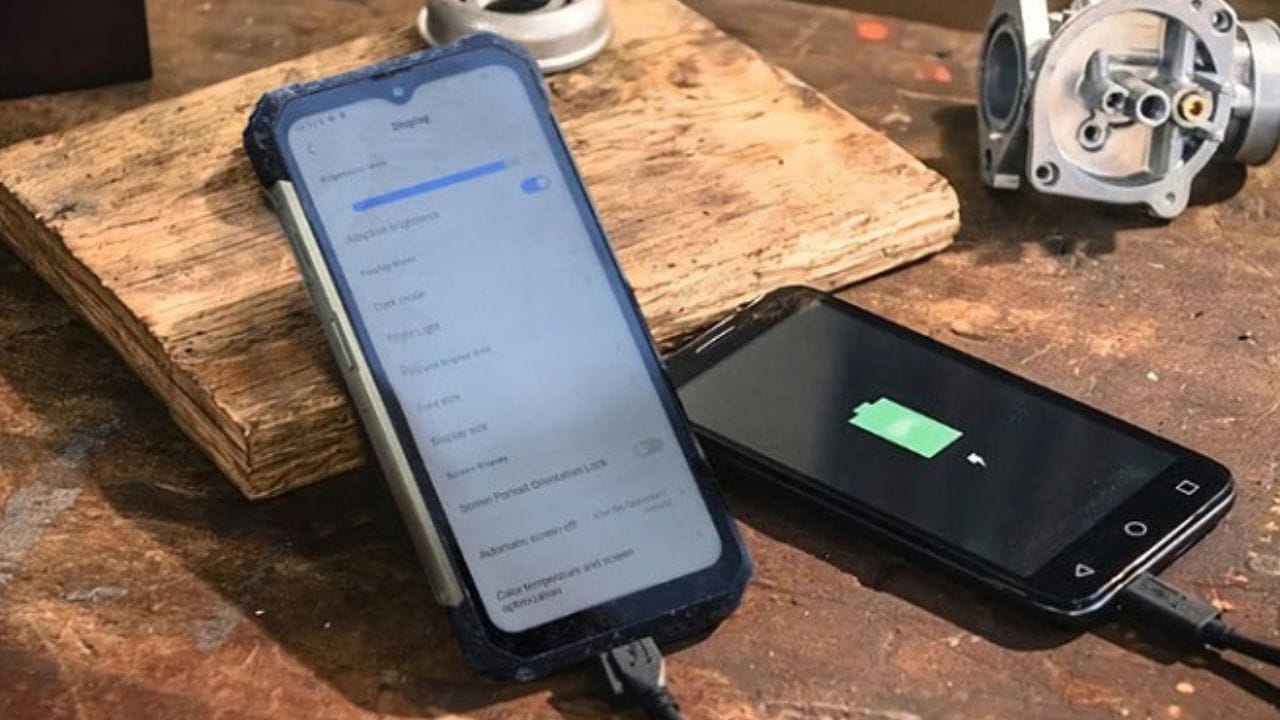 આ સિવાય જો તમારી પાસે જોiPhone 15 અથવા નવું મોડેલ છે, તો તમારો સ્માર્ટફોન અન્ય ઉપકરણો માટે ચાર્જર તરીકે પણ કાર્ય કરી શકે છે. જો તમારી પાસે તમારી બેગમાં USB-C કેબલ છે, તો તમારો iPhone આપમેળે પોર્ટેબલ ચાર્જિંગ સ્ત્રોત બની જાય છે.