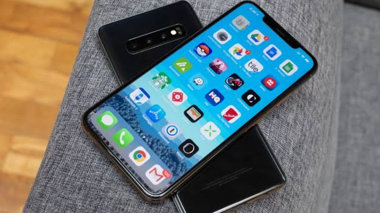 તમે બીજા iPhone નો ઉપયોગ કરીને તમારા iPhone ને ચાર્જ કરી શકો છો. એક પ્રમાણભૂત USB-C કેબલ યોગ્ય ગતિએ ચાર્જ કરવાની મંજૂરી આપે છે. જો કોઈ મિત્રનો ફોન એન્ડ્રોઈડ હોય અને તમારો ફોન iPhone હોય તો પણ ફોન ચાર્જ થઈ શકે છે.