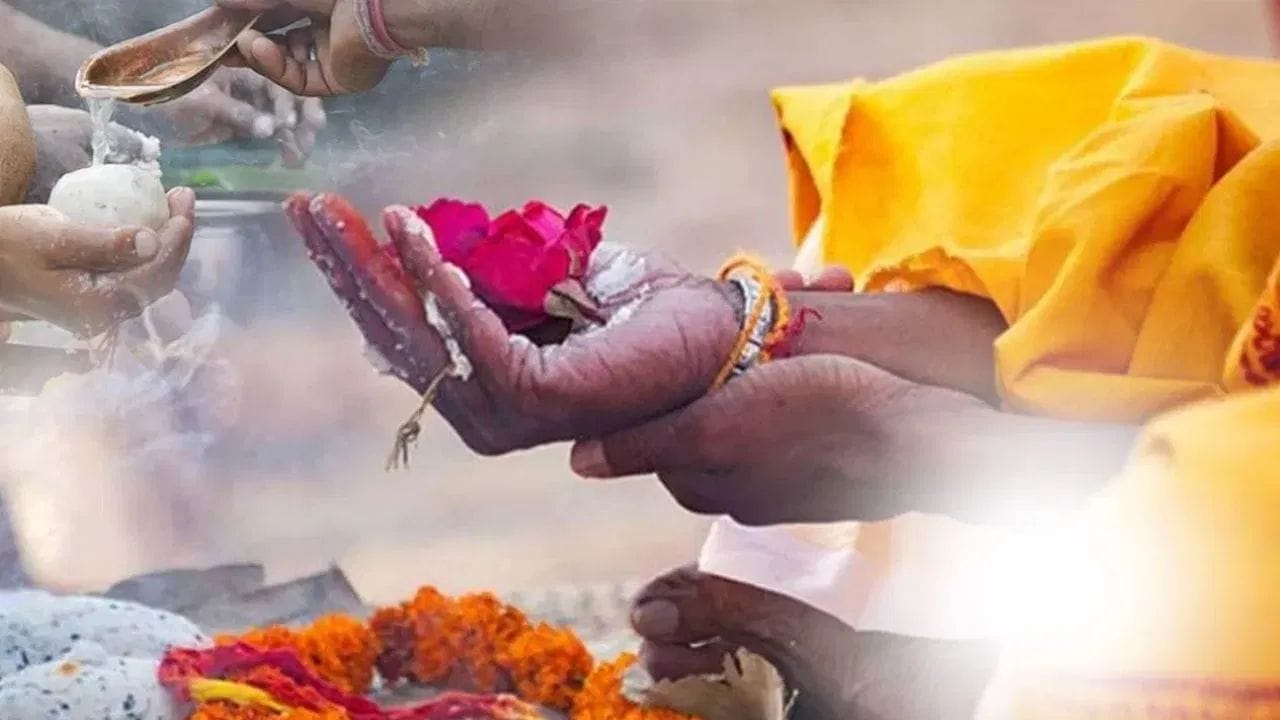 કુંડળીમાં સૂર્યને પિતા અને પૂર્વજોના કારક માનવામાં આવે છે. જો સૂર્યની યુતિ રાહુ-કેતુ કે શનિ સાથે થઈ રહી હોય તો તેને પિતૃદોષ માનવામાં આવે છે. પંચમ (પાંચમા) અને નવમ (નવમા) ભાવમાં રાહુ કે કેતુ અને સૂર્યની યુતિ હોય તો પિતૃદોષ વધુ ગંભીર બને છે. નવમો ભાવ નબળો હોય એટલે કે નીચનો હોય અથવા 6, 8, 12 મા ભાવમાં હોય ત્યારે પણ કુંડળીમાં પિતૃદોષ હાજર રહે છે. પાંચમા ભાવમાં જો પાપ ગ્રહ જેવા કે શનિ, રાહુ, કેતુ, મંગળ બિરાજમાન હોય તો કુંડળીમાં પિતૃદોષ રહે છે.