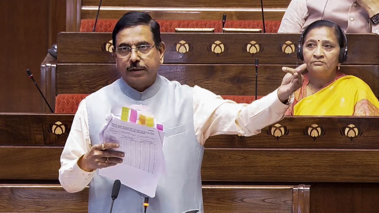 જોશી નાનપણથી જ રાષ્ટ્રીય સ્વયંસેવક સંઘ (RSS) ના સભ્ય રહ્યા છે. 