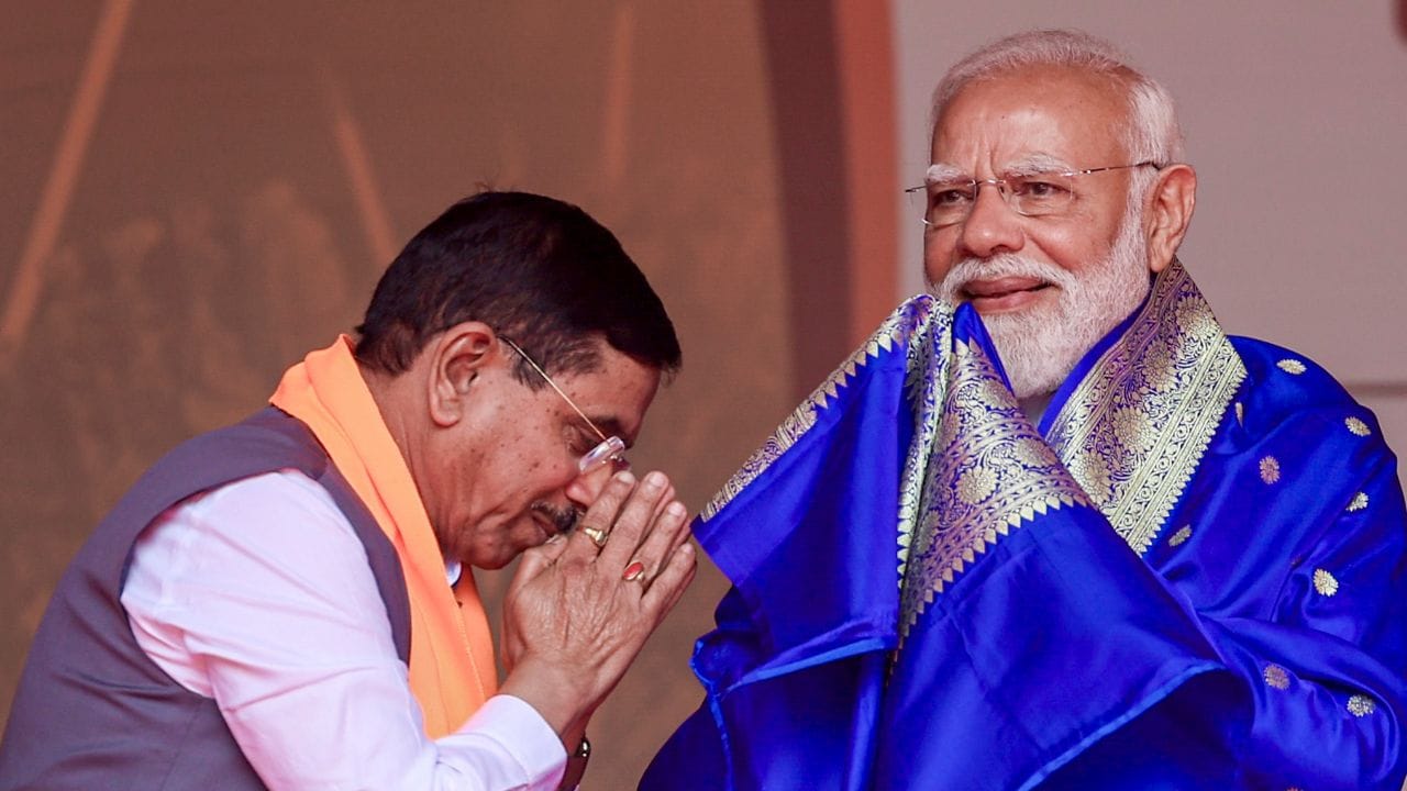 તેમણે તે વર્ષો દરમિયાન "કાશ્મીર બચાવો ચળવળ"નું પણ નેતૃત્વ કર્યું, જેણે તેમને રાજ્યના તે પ્રદેશોમાં એક જાણીતા વ્યક્તિ તરીકે સ્થાપિત કર્યા. ત્યારબાદ તેઓ ધારવાડ જિલ્લામાં ભારતીય જનતા પાર્ટી (ભાજપ) ના પ્રમુખ તરીકે ચૂંટાયા.