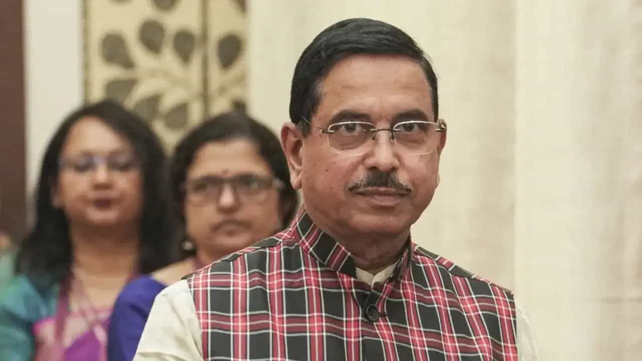 Breaking News : કોણ છે નવા કેન્દ્રીય શિક્ષણ મંત્રી પ્રહલાદ જોશી? જાણો