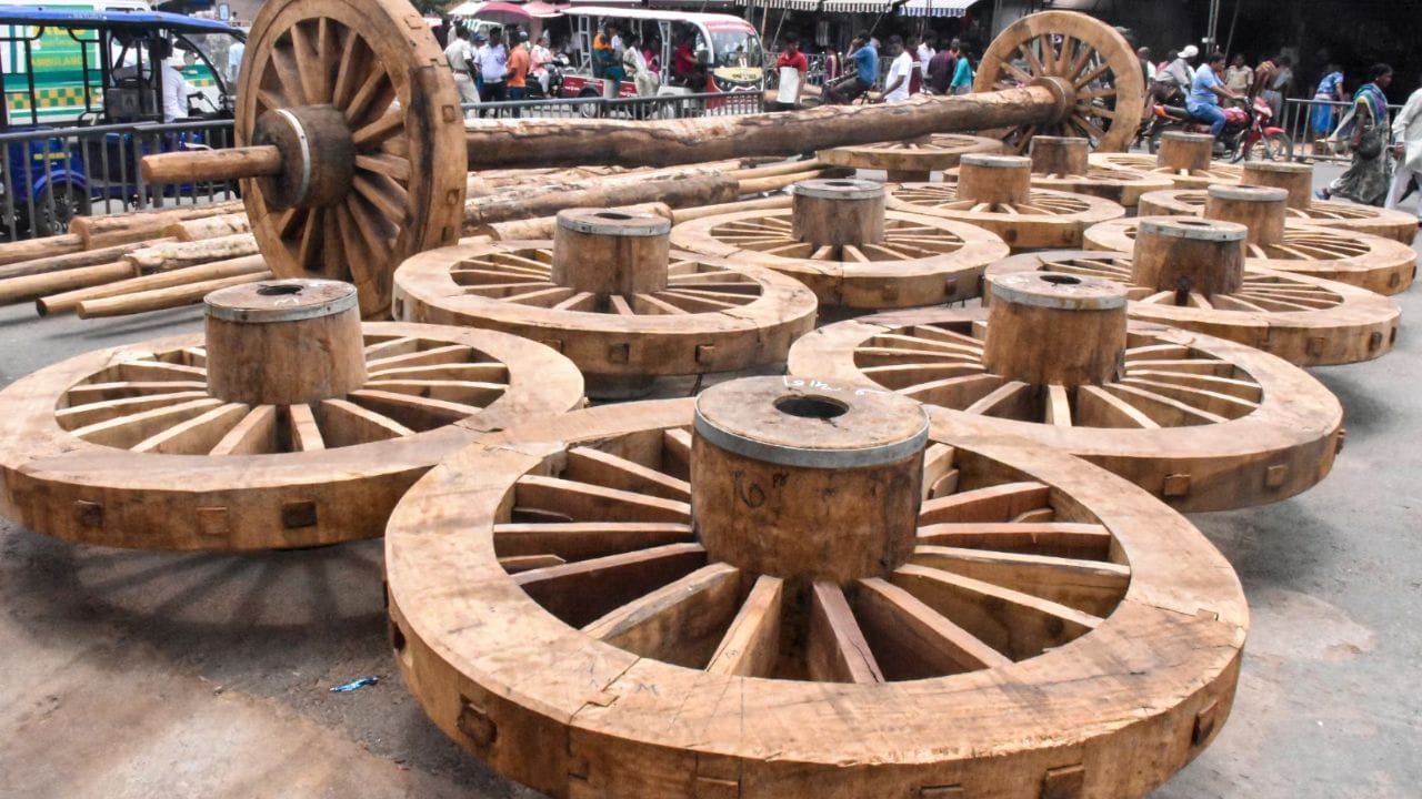 રથના લાકડાનો એક નાનો ટુકડો : જગન્નાથ રથયાત્રા દરમિયાન ભગવાન જગન્નાથ, બલભદ્ર અને સુભદ્રા માટેના વિશાળ રથો ખાસ કરીને લીમડાના વૃક્ષના પવિત્ર લાકડામાંથી બનાવવામાં આવે છે. એકવાર શોભાયાત્રા પૂર્ણ થાય છે, ત્યારે આ રથોને તોડી પાડવામાં આવે છે. આ રથના લાકડાનો એક નાનો ટુકડો મેળવવાને અત્યંત શુભ માનવામાં આવે છે. આ ટુકડો ઘરમાં સુખ અને સૌભાગ્ય લાવે છે. તેને તમારા પ્રાર્થના ક્ષેત્રમાં અથવા ઘરના પવિત્ર ખૂણામાં મૂકવાથી સકારાત્મક ઉર્જાનો વિકાસ થાય છે અને અવરોધો દૂર થાય છે, જેનાથી જીવનમાં સમૃદ્ધિ અને સફળતાના દ્વાર ખુલે છે.