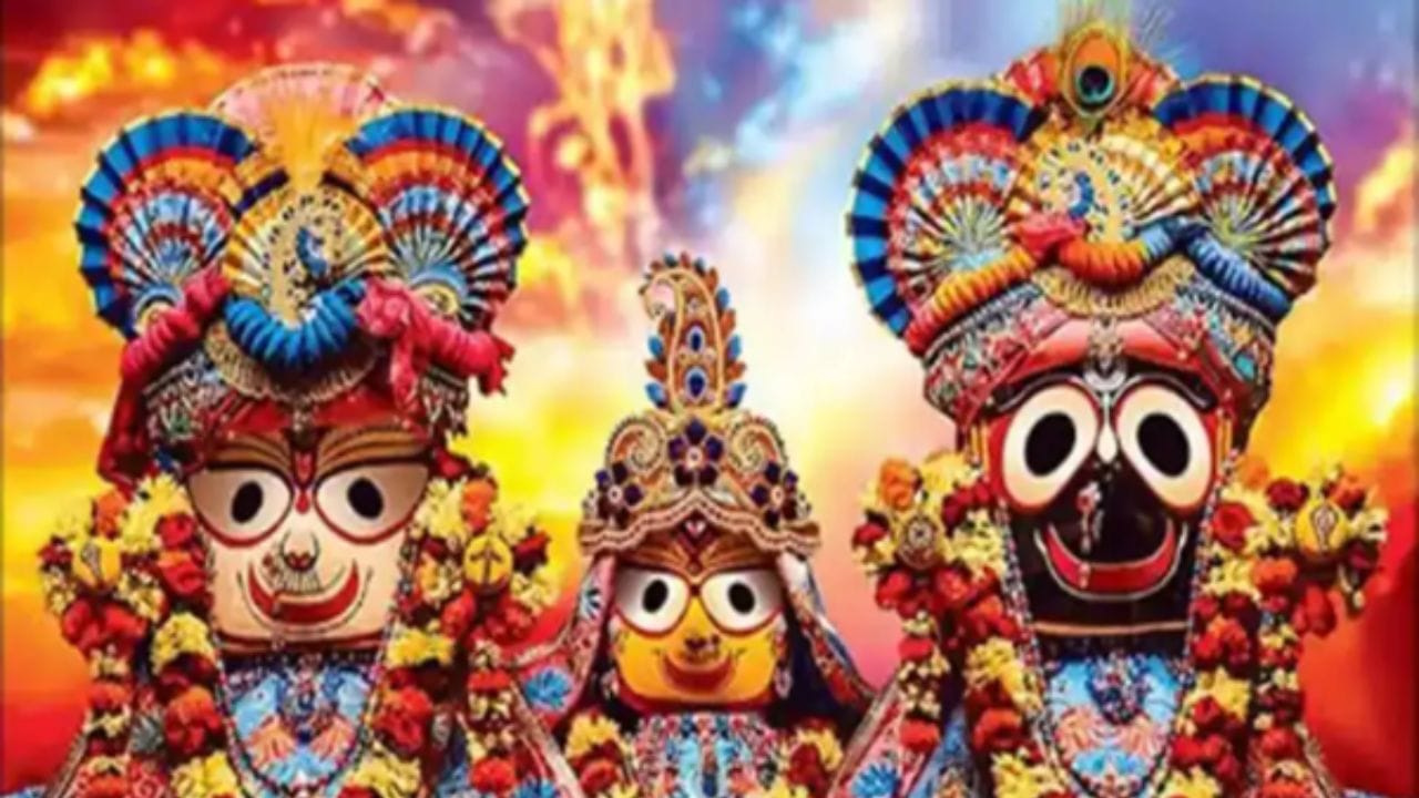 ભગવાનની છબી અથવા મૂર્તિ: ભગવાન જગન્નાથ, ભાઈ બલભદ્રજી અને બહેન સુભદ્રાજીની સુંદર તસવીર અથવા મૂર્તિ ઘરે કે મંદિરમાં સ્થાપિત કરીને ભક્તિભાવથી પૂજા કરવામાં આવે છે. એવી માન્યતા છે કે ભગવાનની છબીની સ્થાપનાથી ઘરમાં સુખ, શાંતિ, સમૃદ્ધિ અને સકારાત્મક ઊર્જાનો વાસ થાય છે. રથયાત્રાના શુભ અવસરે ભગવાનના દર્શન અને પૂજન કરવાથી પરિવાર પર ભગવાન જગન્નાથની કૃપા વરસે છે અને જીવનમાં સુખ-સમૃદ્ધિનો આશીર્વાદ મળે છે. 
