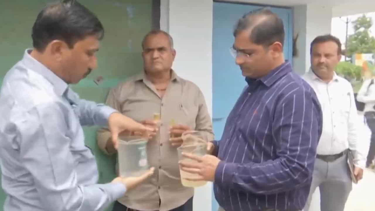 રાજકોટમાં દૂષિત પાણીની ફરિયાદ મળતા કમિશનર તુષાર સુમેરા મેદાને, રૈયા ફિલ્ટર પ્લાન્ટની મુલાકાતે, જુઓ Video