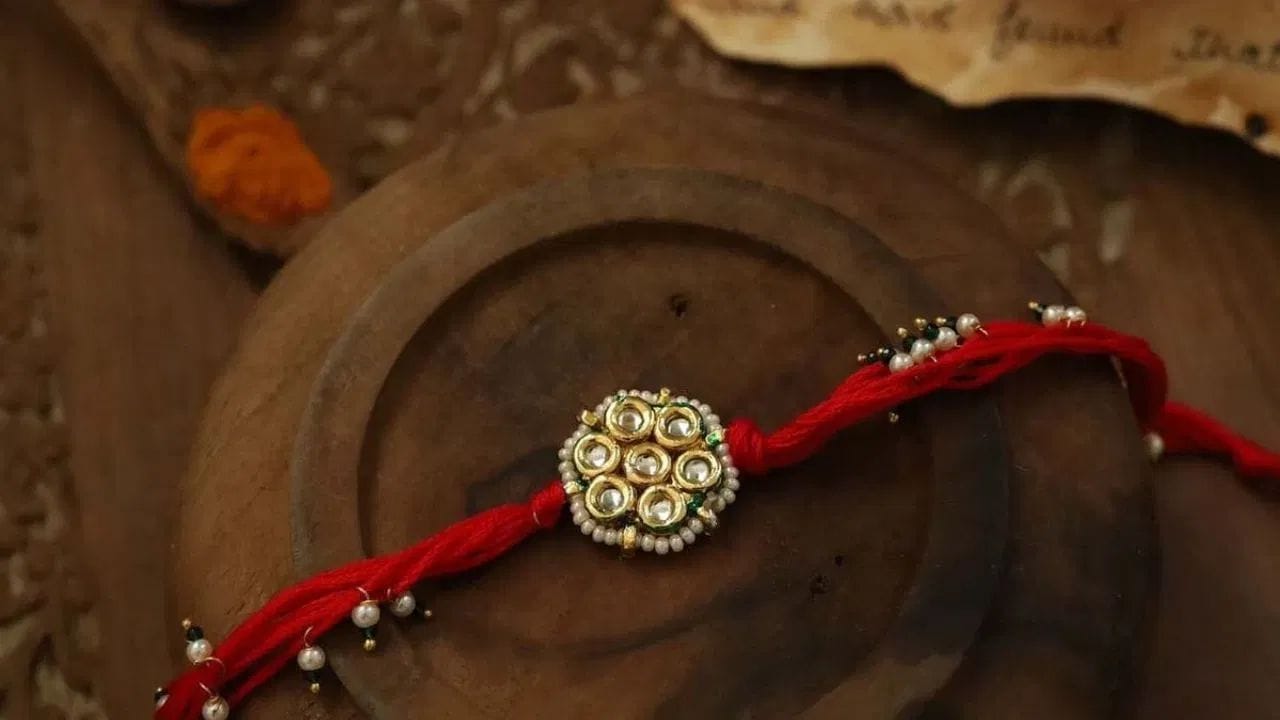 રક્ષાબંધનના દિવસે શુભ ચોઘડિયા મુહૂર્તની શરૂઆત સવારે 05:57 AM થી 07:33 AM સુધી ચલ (સામાન્ય) ચોઘડિયાથી થશે, જેની તરત જ બાદ 07:33 AM થી 09:10 AM સુધી લાભ (ઉન્નતિ) નો સમય રહેશે. ત્યારબાદ સવારે 09:10 AM થી 10:46 AM સુધી અમૃત (સર્વોત્તમ) ચોઘડિયાનો સૌથી શ્રેષ્ઠ યોગ બની રહ્યો છે. બપોરના સમયે 12:22 PM થી 01:58 PM સુધી શુભ (ઉત્તમ) ચોઘડિયું રહેશે. સાંજે ફરી એકવાર 05:11 PM થી 06:47 PM સુધી ચલ (સામાન્ય) મુહૂર્ત રહેશે અને અંતમાં રાત્રિના સમયે 09:35 PM થી 10:59 PM સુધી લાભ (ઉન્નતિ) નું શુભ ચોઘડિયું રહેશે.