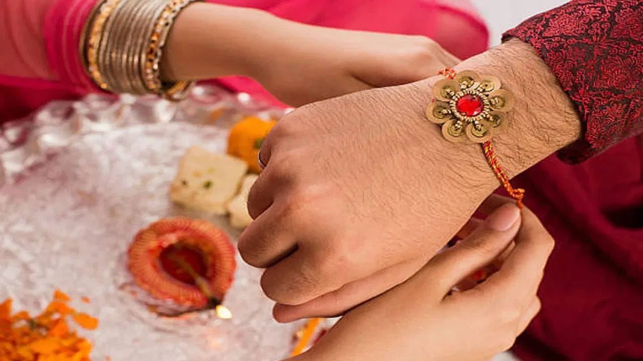 બહેન-ભાઈના પવિત્ર પ્રેમના પ્રતીક સમાન રક્ષાબંધનનો તહેવાર 'રાખી' તરીકે પણ ઓળખાય છે. પંચાંગ અનુસાર, દર વર્ષે આ તહેવાર શ્રાવણ પૂનમ (શ્રાવણી પૂર્ણિમા) ના દિવસે ઉજવવામાં આવે છે. આ દિવસે બહેન શુભ મુહૂર્તમાં પોતાના ભાઈના કાંડે રક્ષા સૂત્ર (રાખડી) બાંધે છે અને ભગવાન પાસે તેમના લાંબા આયુષ્ય માટે પ્રાર્થના કરે છે. બીજી તરફ, ભાઈ પણ પોતાની બહેનની રક્ષા કરવાનું વચન આપે છે. આ વર્ષે શ્રાવણ પૂનમ 27 ઓગસ્ટ 2026 ની સવારે 09:08 વાગ્યાથી શરૂ થઈને 28 ઓગસ્ટ 2026 ની સવારે 09:48 વાગ્યા સુધી રહેશે.