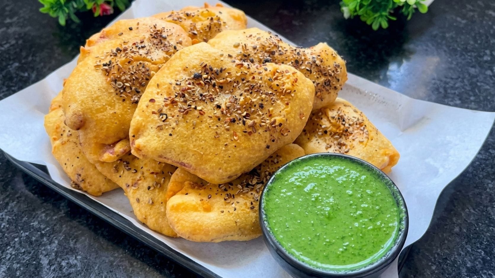 આદુ-મરચાની પેસ્ટ: ચાર લીલા મરચાં (તીખાશ મુજબ) અને એક નાનો ટુકડો આદુને પાણી નાખ્યા વગર જ બારીક ગ્રાઇન્ડ કરી લો.
