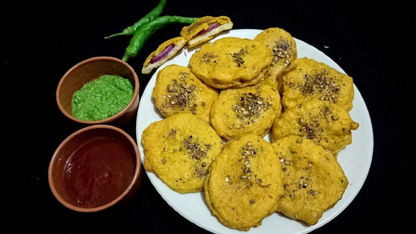 સુરત તેની અનોખી અને સ્વાદિષ્ટ વાનગીઓ માટે જાણીતું છે. આ શહેરમાં મળતી રતાળુ પુરી, જેને ઘણીવાર "રતાળુ પુરી" અથવા "રતાળુના ભજીયા" તરીકે પણ ઓળખવામાં આવે છે, તે એક ખૂબ જ લોકપ્રિય સ્ટ્રીટ ફૂડ છે. ખાસ કરીને ડુમ્મસ વિસ્તારમાં તેની ખૂબ જ માંગ રહે છે. આ વાનગી ઘરે કેવી રીતે બનાવી શકાય તેની સંપૂર્ણ વિધિ અહીં આપેલી છે, જેમાં ક્રિસ્પી પુરી અને તેની સાથે પીરસાતી ચટપટી ચટણી બંનેનો સમાવેશ થાય છે.
