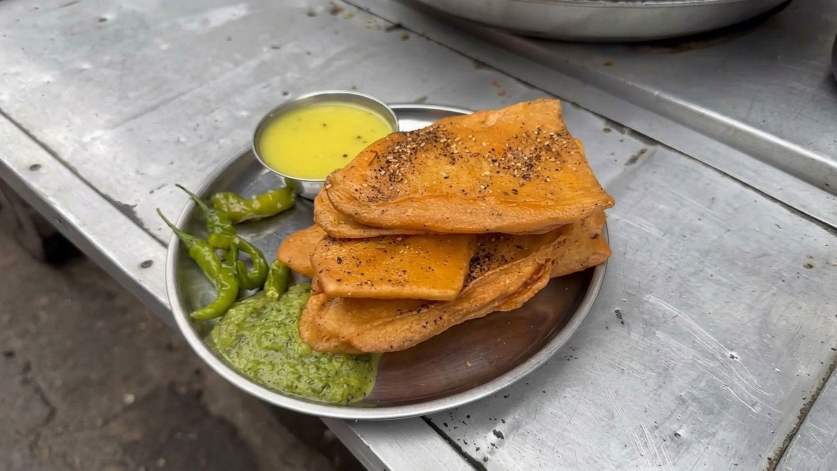 જરૂરી સામગ્રી અને બનાવવાની રીત: મસાલો તૈયાર કરવો: સૌ પ્રથમ, 1 ટેબલસ્પૂન આખા સૂકા ધાણા અને 1 ટીસ્પૂન મરીને અધકચરા વાટી લો. આ મસાલાને મિક્સરને બદલે ખલ-દસ્તામાં વાટવાથી તેનો ટેક્સચર જળવાઈ રહે છે, જે પુરી ખાતી વખતે ખૂબ જ સ્વાદિષ્ટ લાગે છે.
