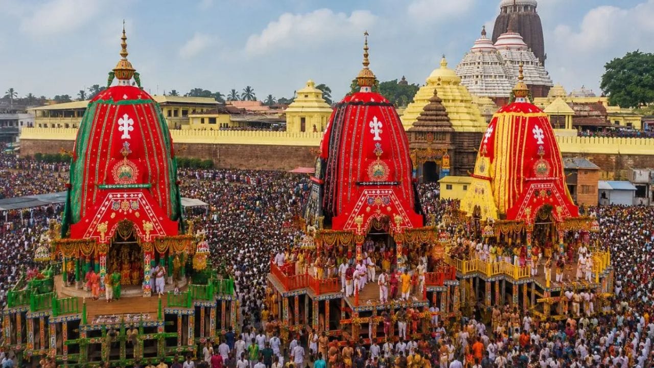 ભક્તોને સ્વયં આપે છે દર્શન: રથયાત્રાનો સૌથી મોટો સંદેશ એ છે કે ભગવાન પોતે પોતાના ભક્તોની વચ્ચે આવે છે. સામાન્ય દિવસોમાં શ્રીમંદિરમાં પ્રવેશ કરવો દરેક માટે સંભવ નથી હોતો, પરંતુ રથયાત્રા દરમિયાન ભગવાન જગન્નાથ ખુલ્લા માર્ગ પર બિરાજમાન થઈને તમામ ભક્તોને દર્શન આપે છે. આ પરંપરા એ વાતનું પ્રતીક છે કે ભગવાન કોઈ પણ જાતના ભેદભાવ વિના દરેક ભક્ત સુધી પહોંચવા માંગે છે.