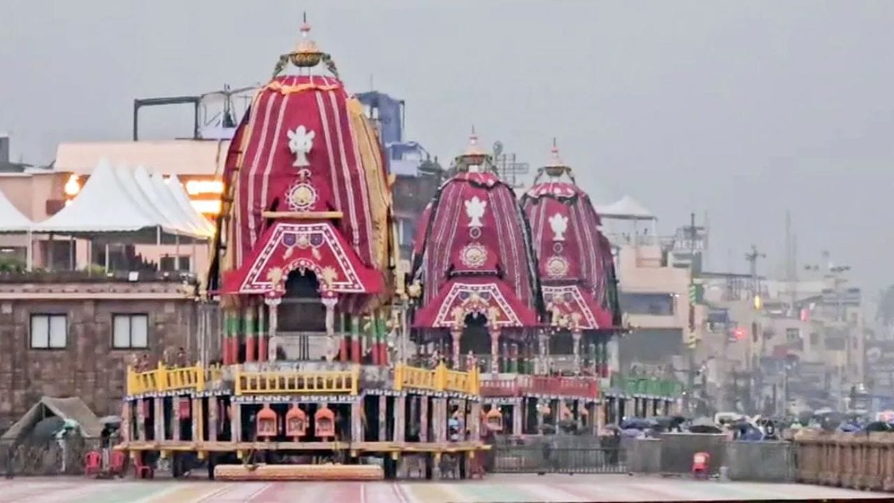 સમાનતા અને સેવાનો સંદેશ: રથયાત્રાનું એક અત્યંત પ્રેરણાદાયી પાસું 'છેરા પહેરા' ની પરંપરા છે. આ વિધિમાં પુરીના ગજપતિ મહારાજ (રાજા) સ્વયં સોનાની સાવરણીથી ભગવાનના રથની આગળના માર્ગની સફાઈ કરે છે. આ પરંપરા સંદેશ આપે છે કે ઈશ્વરની સામે રાજા અને સામાન્ય વ્યક્તિમાં કોઈ તફાવત નથી હોતો. તમામ મનુષ્યો સમાન છે અને સેવા જ સૌથી મોટો ધર્મ છે.