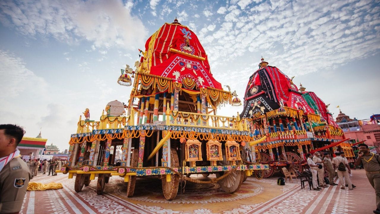 નવ દિવસની યાત્રાનું ધાર્મિક મહત્વ: 15 દિવસનો અણસર કાળ (જ્યારે ભગવાન બીમાર હોવાથી એકાંતમાં રહે છે) સમાપ્ત થયા પછી, ભગવાન જગન્નાથ રથ પર સવાર થઈને ગુંડિચા મંદિર માટે પ્રસ્થાન કરે છે. અહીં તેઓ સાત દિવસ સુધી ભક્તોને દર્શન આપે છે. આ પછી નવમા દિવસે બહુડા યાત્રાના માધ્યમથી શ્રીમંદિર પરત ફરે છે. આ નવ દિવસની યાત્રાને જીવનમાં પ્રેમ, સેવા, સમાનતા અને ભગવાનના ભક્તવત્સલ સ્વરૂપનું પ્રતીક માનવામાં આવે છે. આ વૈશ્વિક યાત્રામાં સામેલ થવા માટે દેશ-દુનિયામાંથી હજારો ભક્તો ઓડિશાના પુરી શહેરમાં ઉમટી પડે છે.