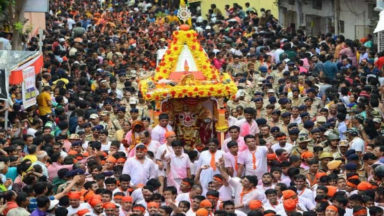અમદાવાદમાં ભગવાન જગન્નાથજીની 149મી રથયાત્રા આજે નિકળી છે. રથયાત્રામાં ભગવાન જગન્નાથ, ભાઈ બલભદ્ર અને બહેન સુભદ્રા ભવ્ય નગરચર્યાએ નીકળ્યા છે. આ વર્ષે રથયાત્રામાં 101 ટ્રકો, 30 અખાડા, 18 શણગારેલા હાથી અને 18થી વધુ ભજન મંડળીઓ જોડાશે. રથયાત્રા દરમિયાન ભક્તોને આપવામાં આવતો મગ, જાંબુ અને કાકડીનો પ્રસાદ માત્ર ધાર્મિક પરંપરા જ નથી, પરંતુ સ્વાસ્થ્યની દૃષ્ટિએ પણ ખૂબ લાભદાયી માનવામાં આવે છે.