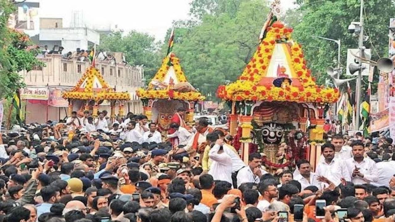 પરંપરા અને આરોગ્યનો સુંદર સમન્વય : જગન્નાથજીની રથયાત્રામાં આપવામાં આવતો મગ, જાંબુ અને કાકડીનો પ્રસાદ માત્ર ધાર્મિક આસ્થાનું પ્રતીક નથી, પરંતુ ભક્તોના આરોગ્યને ધ્યાનમાં રાખીને વર્ષોથી ચાલતી આવતી એક વ્યવહારુ પરંપરા પણ છે. આખો દિવસ રથયાત્રામાં જોડાયેલા ભક્તોને ઊર્જા, તાજગી અને પૂરતું પોષણ મળે તે માટે આ પ્રસાદનું વિશેષ મહત્વ માનવામાં આવે છે.