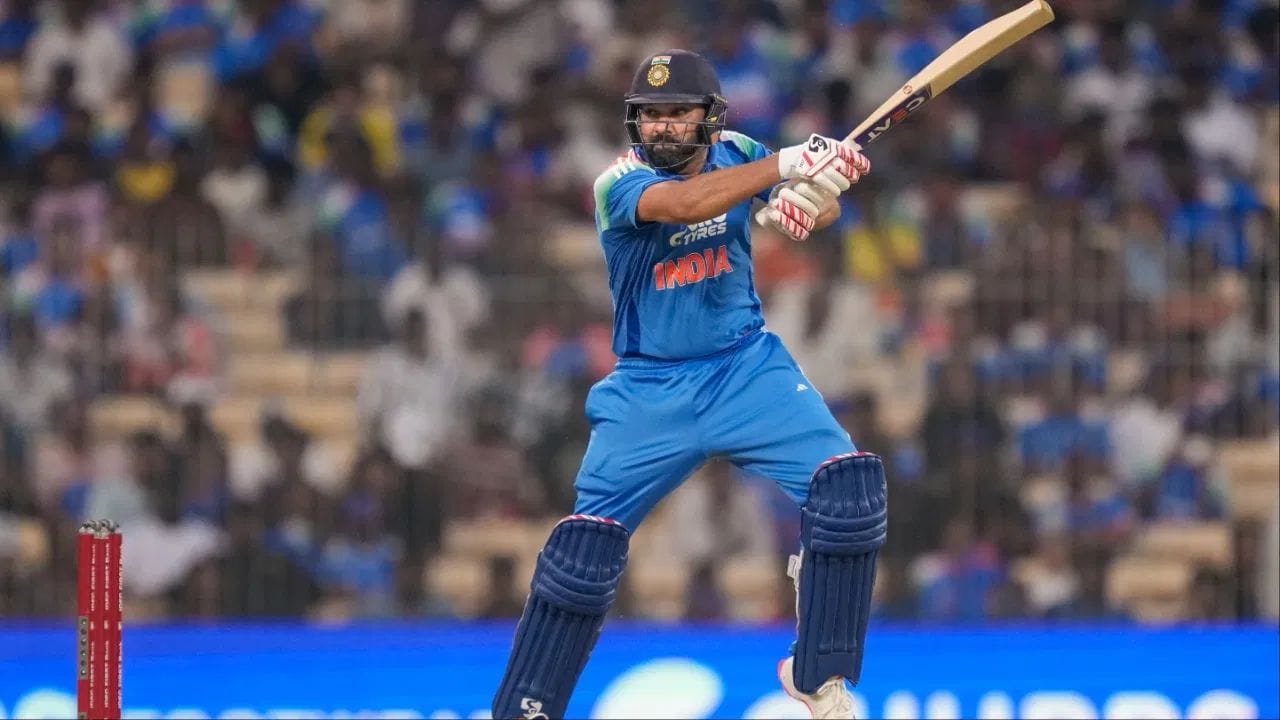 T20 સિરીઝની કડવી યાદોને ભૂલી જાઓ કારણ કે હવે ઇંગ્લેન્ડ સામે વનડે સિરીઝ શરૂ થવા જઈ રહી છે. વનડેમાં રોહિત અને વિરાટનો જલવો જોવા મળશે. રોહિત શર્મા માટે આ વનડે સિરીઝ અદ્ભુત સાબિત થઈ શકે છે, કારણ કે આમાં માત્ર એક સદી ફટકારતા જ તે ઘણા કમાલ તો કરશે જ, સાથે સાથે કેટલાક મોટા રેકોર્ડ્સ અને સિદ્ધિઓની નવી ગાથા પણ લખશે.