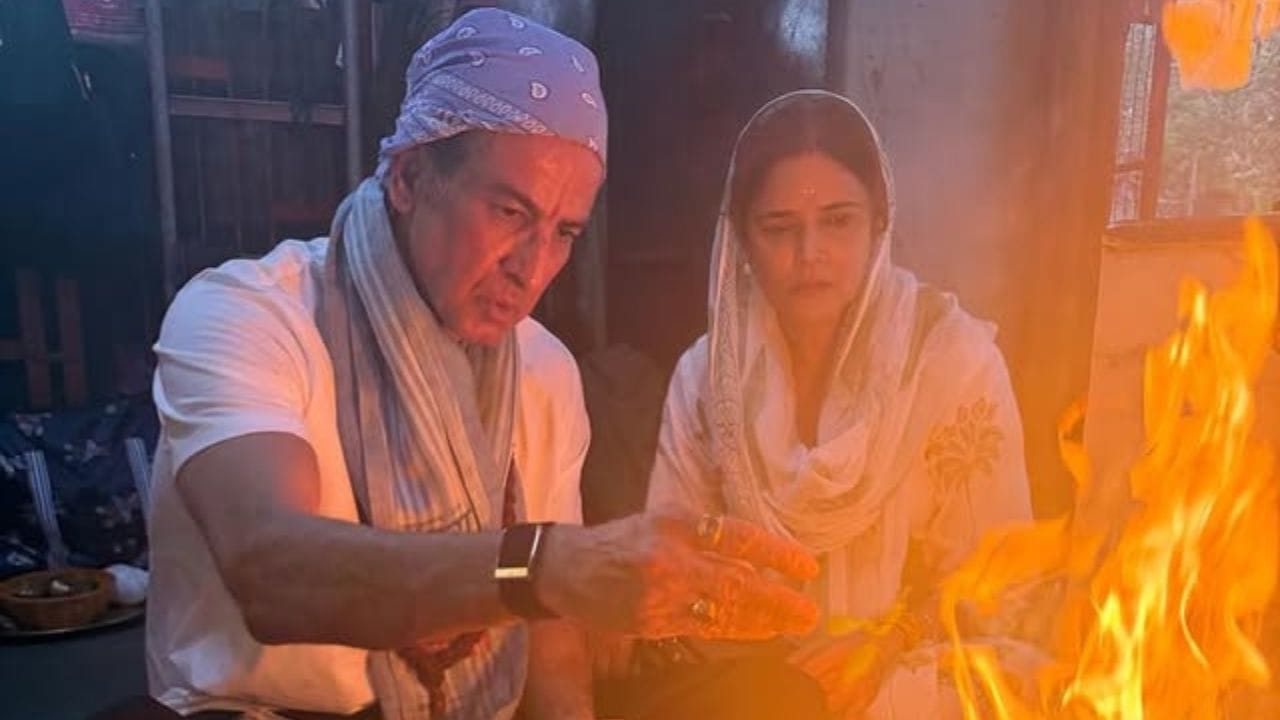 નીલમ કહે છે કે તેનો પતિ દુનિયાનો શ્રેષ્ઠ વ્યક્તિ છે, જ્યારે રોનિત અનેક ઇન્ટરવ્યુમાં તેની પત્નીને શ્રેષ્ઠ માતા અને પત્ની તરીકે વર્ણવી ચૂક્યો છે.