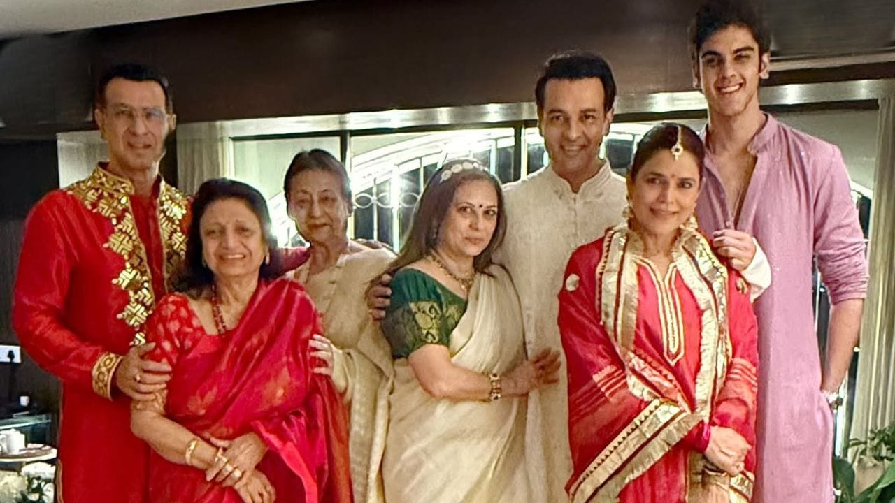 રોનિત બોઝ રોયનો જન્મ 11 ઓક્ટોબર 1965ના રોજ થયો છે. તે એક ભારતીય અભિનેતા છે જે મુખ્યત્વે હિન્દી ટેલિવિઝન અને ફિલ્મો અને બંગાળી ફિલ્મોમાં કામ કરે છે. તેમણે ખૂબ જ સફળ સીરિયલ ક્યુંકી સાસ ભી કભી બહુ થીમાં મિહિર વિરાની અને કસૌટી જિંદગી કીમાં ઋષભ બજાજની ભૂમિકા ભજવીને ખૂબ જ લોકપ્રિયતા મેળવી હતી.