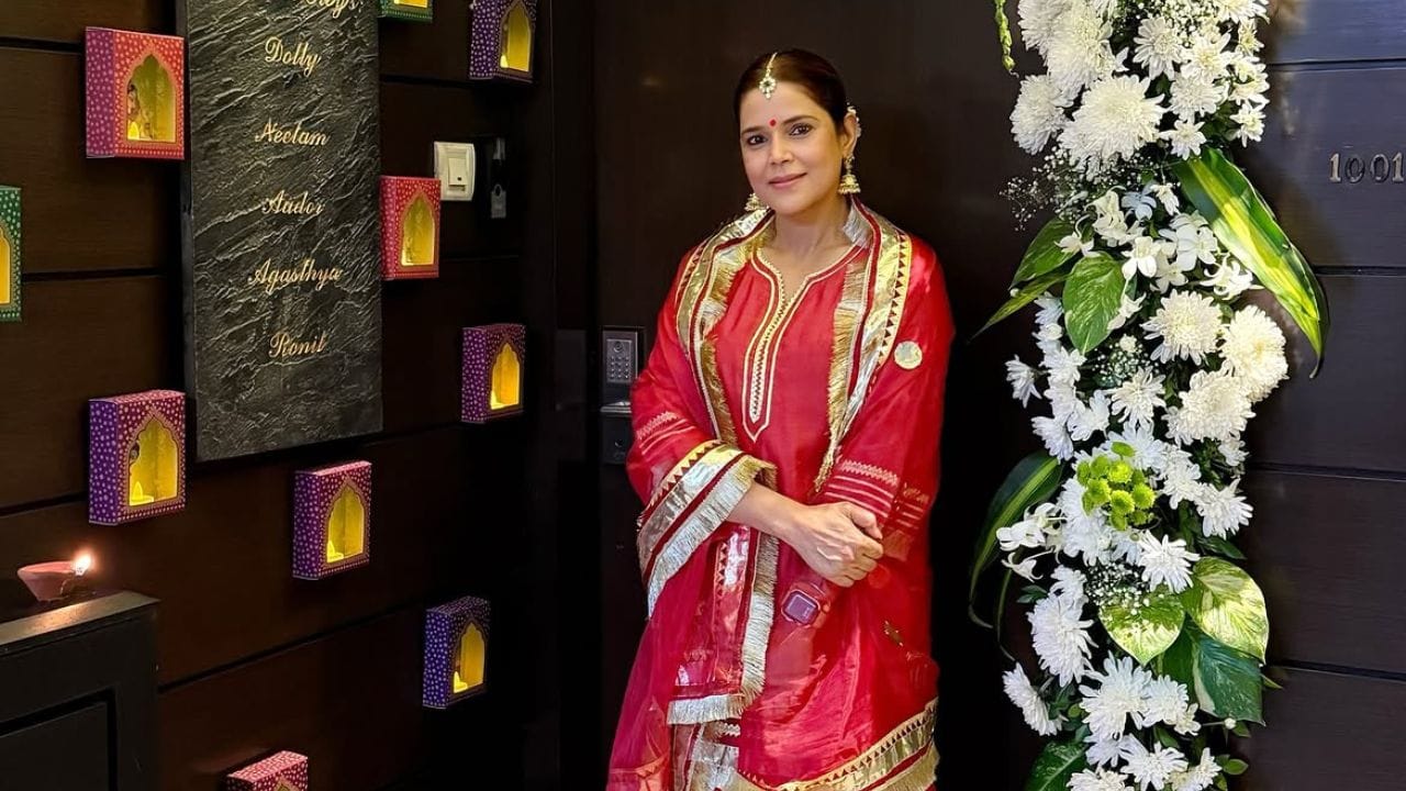 રોનિત રોયના માતાપિતાની વાત કરીએ તો નાગપુરમાં જન્મેલા આ અભિનેતાના પિતા એક ઉદ્યોગપતિ હતા. તેઓ બંગાળી પરિવારમાંથી આવે છે. તેમના પિતાનું નામ બ્રોટિન બોઝ રોય અને માતાનું નામ ડોલી રોય છે.