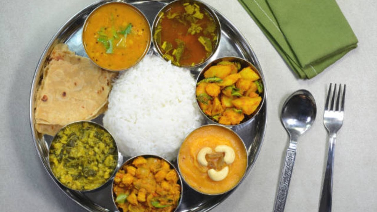 2-3 રોટલી વધારાની હંમશા બનાવવી જોઈએ જેથી કોઈ ભૂખ્યા જીવ, પક્ષી કે અચાનક આવેલા મહેમાન ખાલી હાથે પરત ન ફરે.