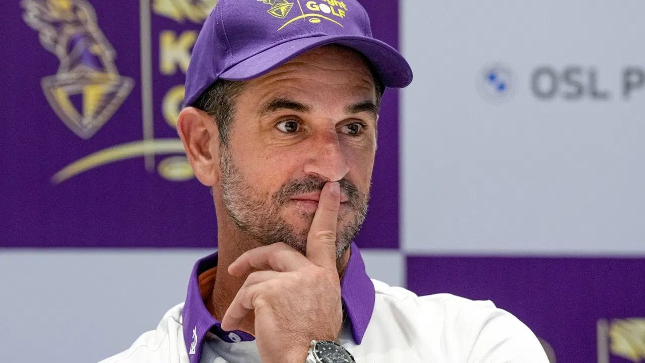 ટેન ડોશેટનો KKR સાથે જૂનો સંબંધ છે. એક ખેલાડી તરીકે તેણે KKR સાથે બે IPL ટાઇટલ જીત્યા અને 2022 માં ફિલ્ડિંગ કોચ તરીકે ફ્રેન્ચાઇઝમાં જોડાયો હતો. તે 2024 સુધી KKR કોચિંગ ટીમનો ભાગ રહ્યો, જે દરમિયાન ટીમે ગંભીરના માર્ગદર્શન હેઠળ એક અને ચંદ્રકાંત પંડિતના કોચિંગમાં એક ટાઇટલ જીત્યું હતું. ગંભીર ટીમ ઇન્ડિયામાં જોડાયો પછી તેણે પણ KKR છોડી દીધી. 