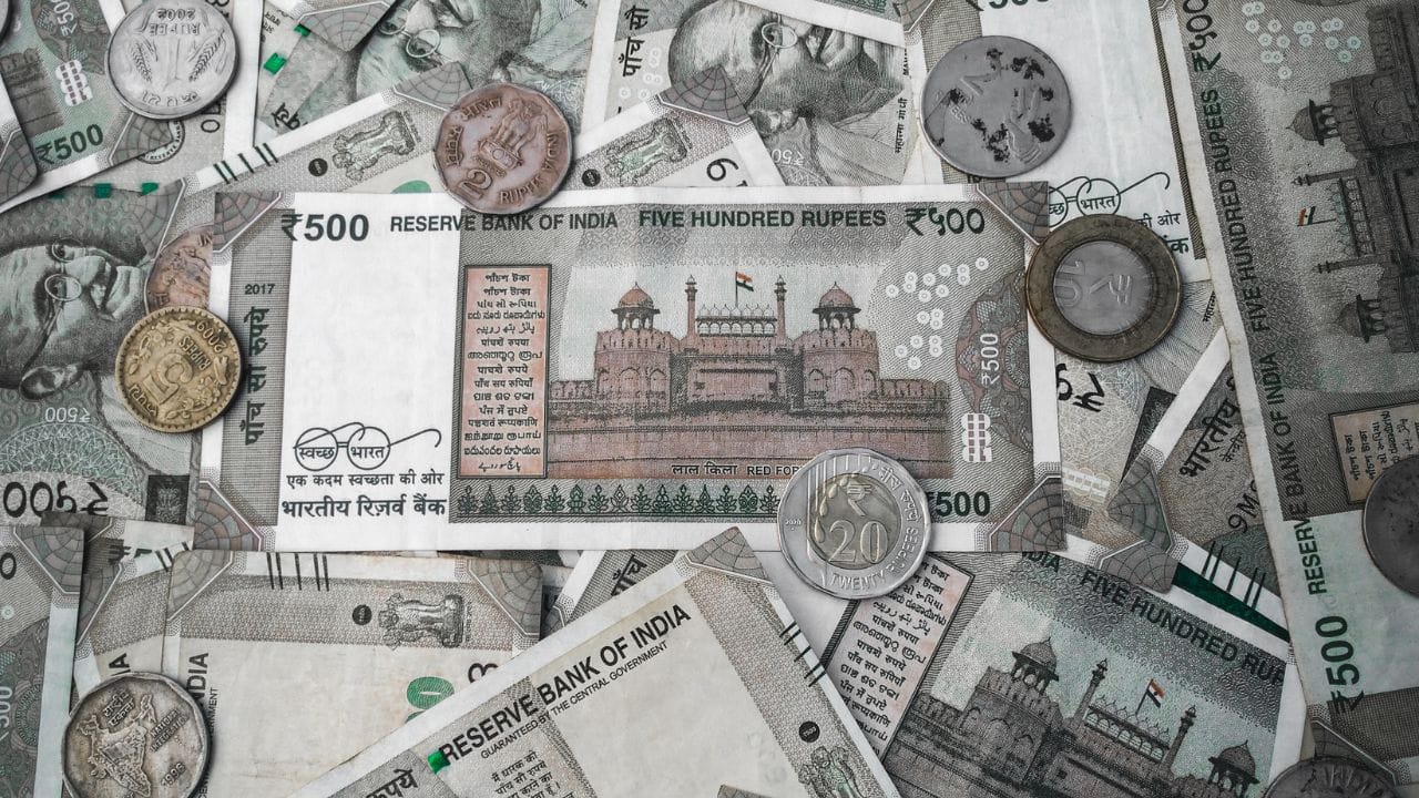 ₹1,000ની SIP કેવી રીતે બનાવી શકે કરોડોનું ફંડ? ધારો કે કોઈ વ્યક્તિ 28 વર્ષની ઉંમરે દર મહિને માત્ર ₹1,000ની SIP શરૂ કરે છે. જો તે દર વર્ષે પોતાની SIPમાં 10 ટકાનો વધારો કરે અને સતત 60 વર્ષની ઉંમર સુધી રોકાણ ચાલુ રાખે, તેમજ સરેરાશ 12 ટકા વાર્ષિક વળતર મળે, તો લગભગ 32 વર્ષ બાદ તેની પાસે અંદાજે ₹1.05 કરોડનું ફંડ તૈયાર થઈ શકે છે.