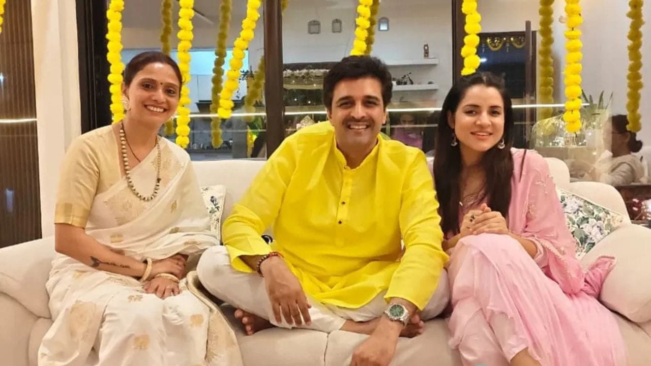રિપોર્ટ અનુસાર અભિનેતાને તારક મહેતા કા ઉલ્ટા ચશ્માના દરેક એપિસોડ માટે અંદાજે 30,000 રુપિયા મળે છે. સચિન શ્રોફની ફી શૈલેશ લોઢાની તુલનામાં ઓછી છે.