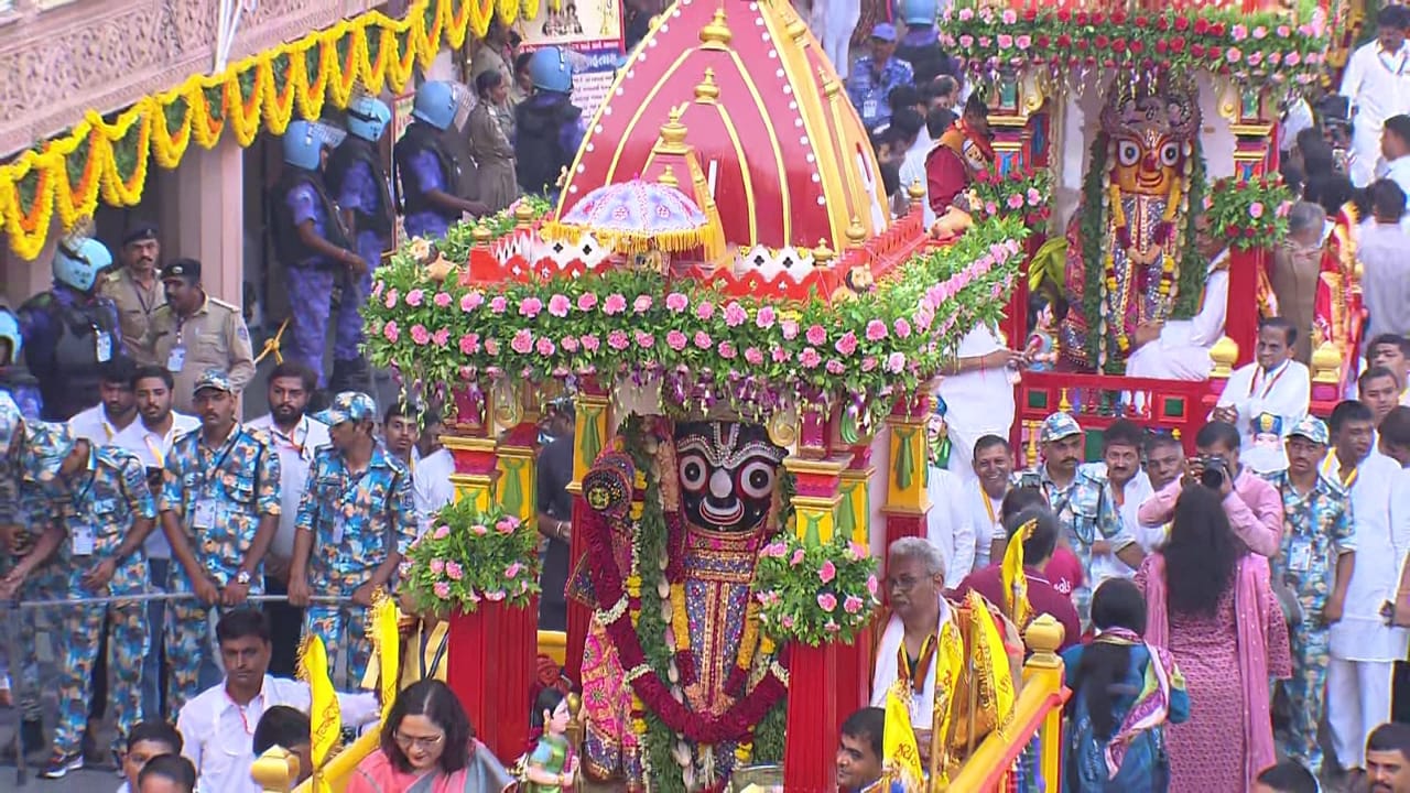 અમદાવાદમાં મામાના ઘરે પહોંચી ભગવાન જગન્નાથજીની રથયાત્રા, વ્હાલા ભાણેજને આવકારવા સરસરપુરવાસીઓમાં અનેરો થનગનાટ અમદાવાદમાં મામાના ઘરે પહોંચી ભગવાન જગન્નાથજીની રથયાત્રા, વ્હાલા ભાણેજને આવકારવા સરસરપુરવાસીઓમાં અનેરો થનગનાટ
