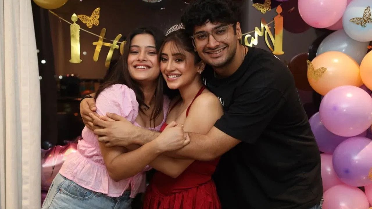 શિવાંગી તેના પરિવાર સાથે મુંબઈમાં એક વૈભવી એપાર્ટમેન્ટમાં રહે છે. ટીવી શો ઉપરાંત, તે સોશિયલ મીડિયા અને બ્રાન્ડ શૂટમાંથી પણ સારી કમાણી કરે છે.
