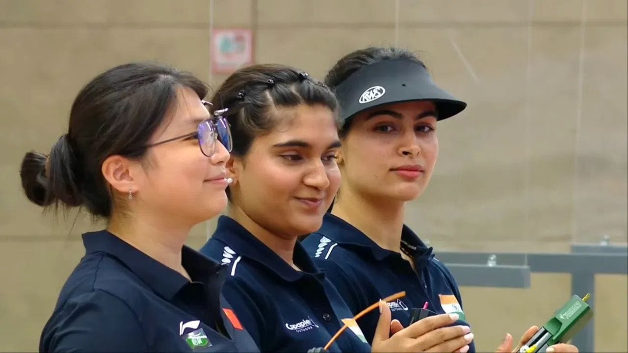 ચીનના હાંગઝોઉમાં ચાલી રહેલા ISSF વર્લ્ડ કપમાં ભારત હવે મેડલ ટેલીમાં બીજા સ્થાને પહોંચી ગયું છે. ભારત પાસે હવે છ ગોલ્ડ મેડલ છે. એશા સિંહે ભારતના બીજા સ્થાને રહેવામાં મુખ્ય ભૂમિકા ભજવી હતી. ભારતે અત્યારસુધી 14 મેડલ જીત્યા છે જેમાંથી ચાર મેડલ એશાએ જીત્યા છે. એશાએ પોતાની બંદૂકથી એક ગોલ્ડ, બે સિલ્વર અને એક બ્રોન્ઝ ચાર મેડલ જીત્યા છે. (PC: X)