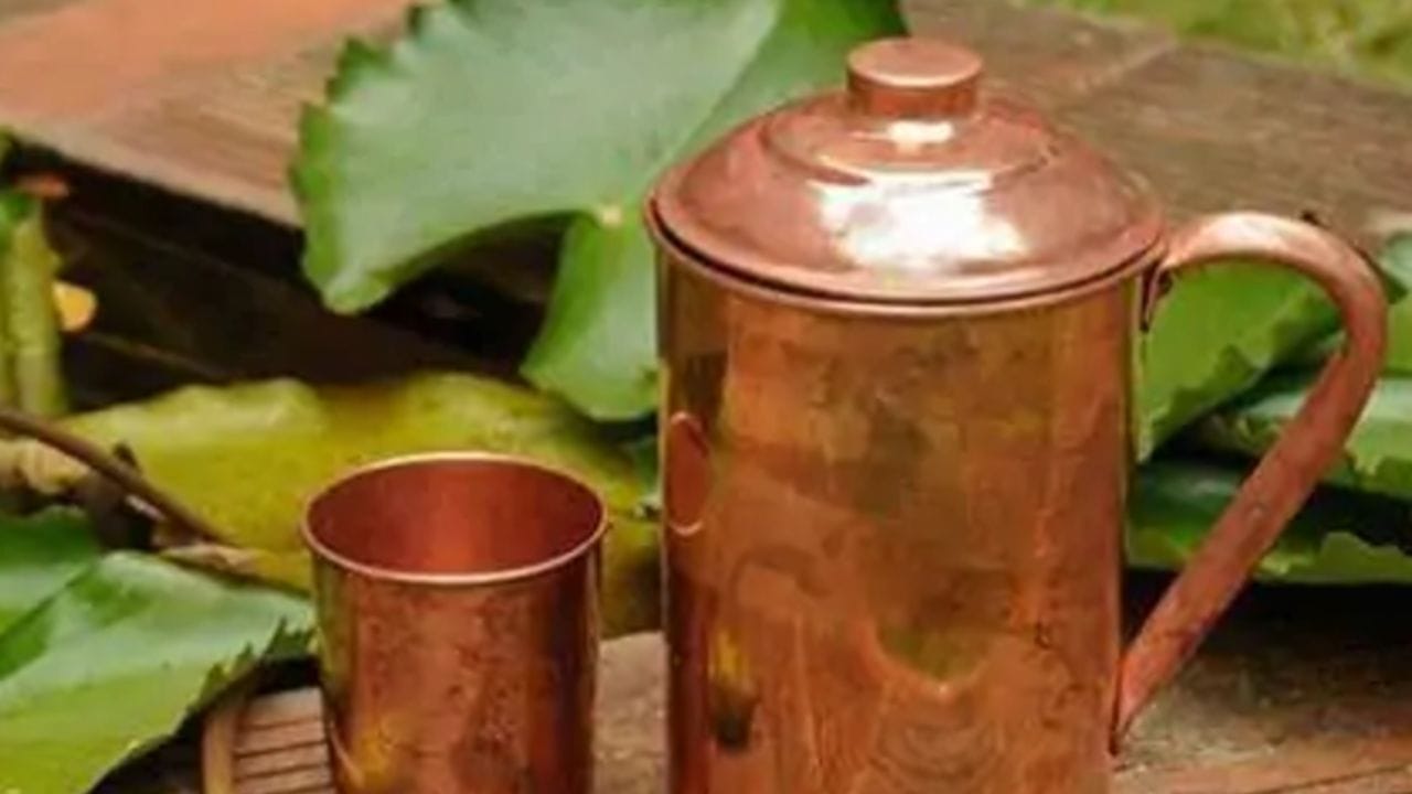 શ્રાવણ મહિનામાં ભગવાન શિવને જળાભિષેકનું વિશેષ મહત્વ છે. તેથી શ્રાવણ શરૂ થાય તે પહેલાં તાંબાનું વાસણ ખરીદીને ઘરે લાવવું શુભ માનવામાં આવે છે. તાંબાના પાત્રમાં જળ ભરી શિવલિંગ પર અર્પણ કરવાથી ધાર્મિક રીતે પુણ્યફળ પ્રાપ્ત થાય છે અને ભગવાન શિવની કૃપા પ્રાપ્ત થાય છે એવી માન્યતા છે.