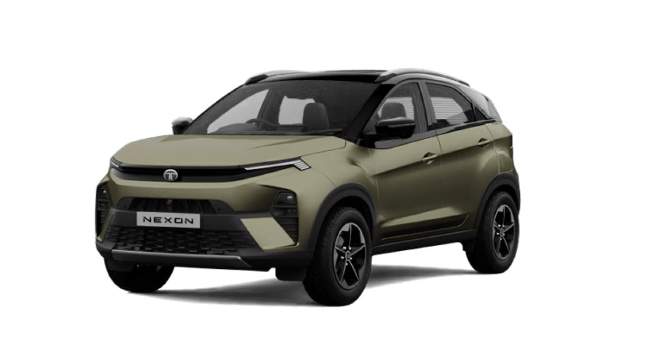 Tata Nexon ને પડકાર: નવી Brezza Turbo ની સૌથી મોટી ખાસિયત તેની ₹7.40 લાખ (એક્સ-શોરૂમ) ની શરૂઆતી ઈન્ટ્રોડક્ટરી કિંમત છે. આ પ્રાઇસિંગ સાથે મારુતિએ સીધો Tata Nexon ને પડકાર ફેંક્યો છે. ખાસ કરીને એવા ગ્રાહકોને ધ્યાનમાં રાખવામાં આવ્યા છે, જેઓ મર્યાદિત બજેટમાં બહેતર પર્ફોર્મન્સ વાળી SUV ખરીદવા માંગે છે. મારુતિએ Brezza Turbo ને એવા પ્રાઇસ પોઇન્ટ પર ઉતારી છે, જ્યાં તે પોતાના મુખ્ય હરીફોની સરખામણીમાં વધુ આકર્ષક વિકલ્પ બની શકે છે. Tata Nexon ના ટર્બો વેરિઅન્ટની કિંમત ₹7.32 લાખથી શરૂ થાય છે.(Image From : TaTa)