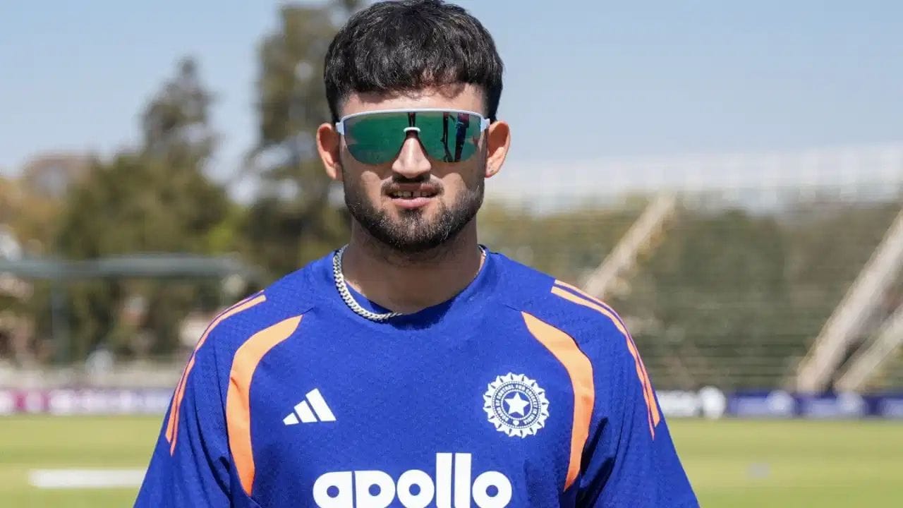 અશોક શર્માએ IPL દરમિયાન 154 કિમી પ્રતિ કલાકની ઝડપે બોલિંગ કરીને ચર્ચા જગાવી હતી. ગુજરાત ટાઇટન્સે તેને ₹90 લાખમાં ખરીદ્યો હતો. તેણે 14 ફર્સ્ટ-ક્લાસ મેચમાં 29 વિકેટ ઝડપી છે, જ્યારે IPLની 6 મેચમાં 6 વિકેટ લીધી છે.