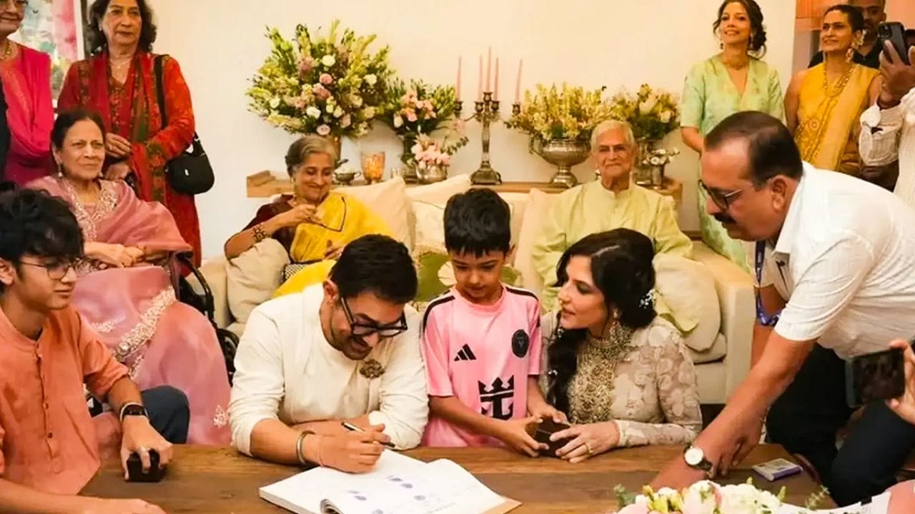 Aamir Khan Wedding Inside Photo : આમિર ખાન અને ગૌરી સ્પ્રેટ હવે જીવનભર માટે એક થઈ ગયા છે. 5 જુલાઈના રોજ, આ દંપતીએ ઘરે રજિસ્ટર્ડ લગ્ન દ્વારા એકબીજાને જીવનસાથી તરીકે સ્વીકાર્યા છે. (Photos: Instagram @gauri_spratt)