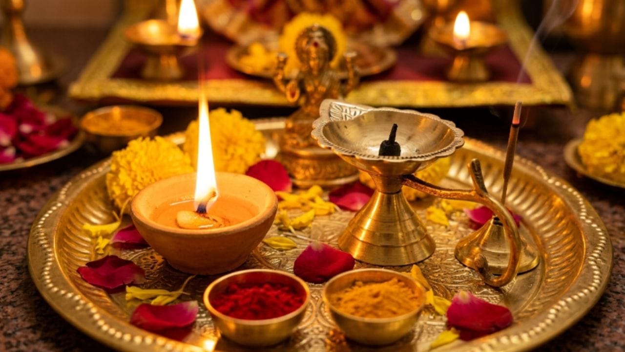 પવિત્ર નદી કે જળાશયમાં પ્રવાહિત કરો: જો તમારા ઘરની નજીક કોઈ પવિત્ર નદી, તળાવ કે જળાશય હોય, તો અઠવાડિયા કે મહિનાભરની એકત્રિત કરેલી વાટોને ત્યાં વહેવડાવી (પ્રવાહિત કરી) દો.