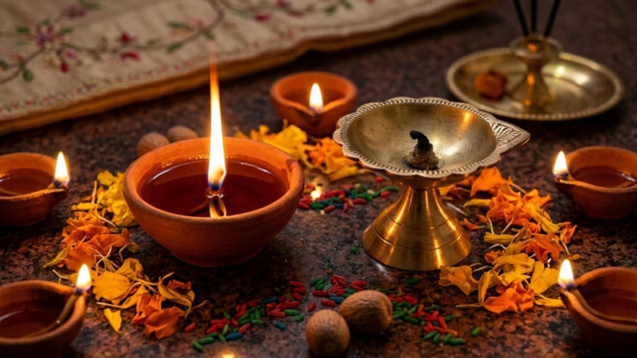 ધર્મશાસ્ત્ર અનુસાર, જ્યારે આપણે કોઈ વાટને ઘી કે તેલમાં પલાળીને મંત્રો અને શુદ્ધ ભાવ સાથે પ્રગટાવીએ છીએ, ત્યારે તેમાં સકારાત્મક ઊર્જાનો સંચાર થાય છે. તે વાટ ભગવાન સમક્ષ સમર્પિત થઈ ચૂકી હોય છે. આવી પવિત્ર વસ્તુને પગમાં આવે તેવી જગ્યાએ અથવા ગંદકીમાં ફેંકવાથી દેવ દોષ અને પિતૃ દોષ લાગી શકે છે. આનાથી ઘરની બરકત અટકી શકે છે અને માનસિક તણાવ વધી શકે છે. જો તમારા ઘરે રોજ દીવો પ્રગટાવ્યા પછી વાટ બચી જતી હોય, તો તેને ફેંકવાને બદલે કેટલીક ખાસ રીતો અપનાવો.