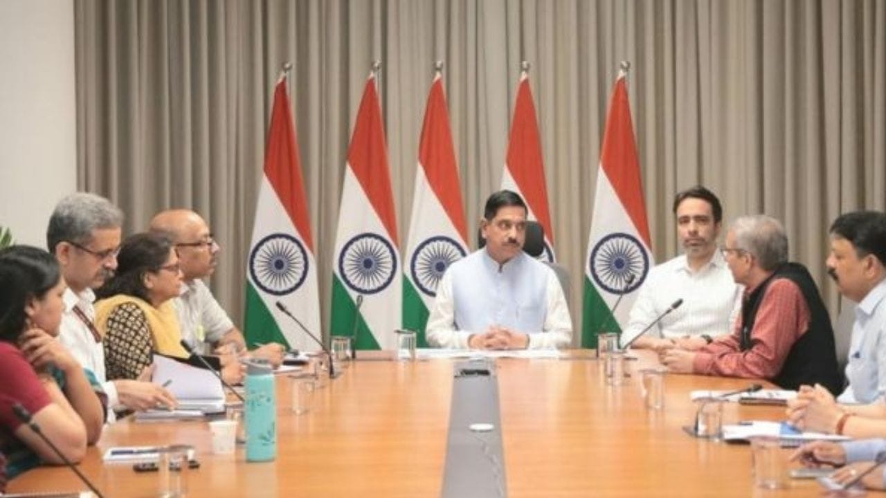 આ સિવાય દૈનિક ભથ્થું જેમાં સંસદ અથવા સંસદીય સમિતિની બેઠકોમાં હાજરી આપવા માટે દરરોજ ₹2,000નું ભથ્થું આપવામાં આવે છે.