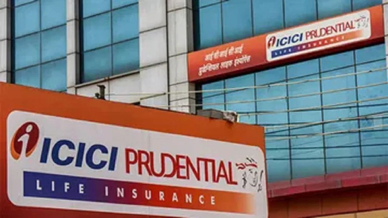 આવી રીતે તૈયાર થશે મોટું ફંડ: આ લોન્ચિંગ પર ICICI પ્રૂડેન્શિયલ એસેટ મેનેજમેન્ટ કંપનીના એક્ઝિક્યુટિવ ડિરેક્ટર અને ચીફ ઇન્વેસ્ટમેન્ટ ઓફિસર શંકરન નરેને જણાવ્યું હતું કે: ICICI પ્રૂડેન્શિયલ બેલેન્સ્ડ હાઇબ્રિડ ફંડને ઇક્વિટી અને ડેટ એલોકેશન વચ્ચે યોગ્ય સંતુલન જાળવવા માટે ડિઝાઇન કરવામાં આવ્યું છે, જેમાં વર્તમાન બજારની સ્થિતિના આધારે પોર્ટફોલિયોનો 40-60% હિસ્સો આ બંનેમાંથી પ્રત્યેકને ફાળવવામાં આવે છે. અમારું માનવું છે કે આ સંતુલિત અભિગમ વર્તમાન વાતાવરણમાં વધુ સારી રીતે કામ કરવાની સાથે-સાથે રોકાણકારો માટે આવક ઊભી કરવામાં અને લાંબા ગાળે વેલ્થ (સંપત્તિ) બનાવવામાં પણ મદદ કરશે. ઇક્વિટીએ લાંબા ગાળે સંપત્તિ બનાવી છે, જોકે આ એસેટ ક્લાસમાં ઘટાડો અને ઉતાર-ચઢાવ સ્વાભાવિક છે. તેનાથી વિપરિત, ડેટ (ડેટ-આધારિત રોકાણ) સમય જતાં વધુ સ્થિર રિટર્ન આપે છે અને ઇક્વિટીની સરખામણીએ વધુ સ્થિરતા પ્રદાન કરે છે. કારણ કે આ બંને એસેટ ક્લાસ સામાન્ય રીતે એકસાથે એક જ દિશામાં નથી ચાલતા, તેથી તેમને એક જ પોર્ટફોલિયોમાં મેળવવાથી રોકાણનો અનુભવ વધુ સારો થઈ શકે છે. ઐતિહાસિક રીતે ઇક્વિટી અને ડેટના મિશ્ર પોર્ટફોલિયોએ ઇક્વિટીમાં ઘટાડા દરમિયાન ઓછું નુકસાન દર્શાવ્યું છે, જ્યારે સામાન્ય બજારની સ્થિતિમાં માત્ર ડેટની સરખામણીએ વધુ સારું રિટર્ન આપ્યું છે.