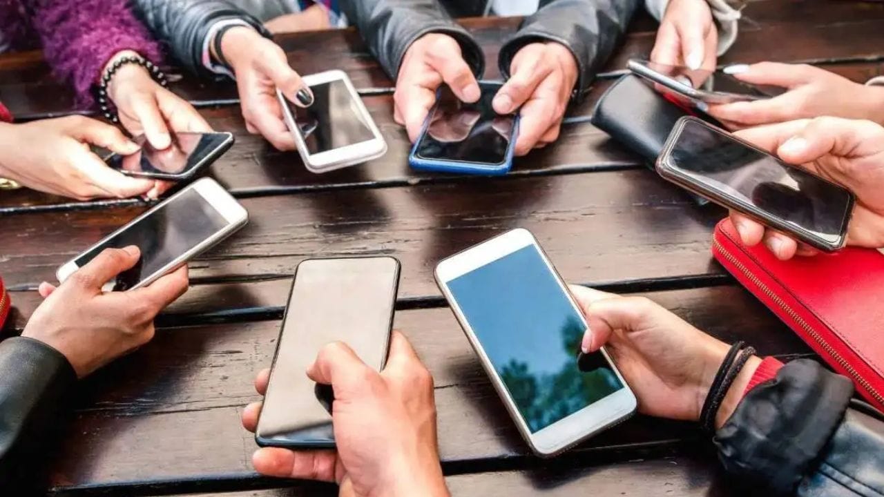 પ્લાન કેટલા સસ્તા થશે? : TRAI અનુસાર, નોન-ડેટા પ્લાનની કિંમતો 50 ટકાથી વધુ ઘટાડી શકાય છે. એ નોંધવું યોગ્ય છે કે હાલમાં ઉપલબ્ધ પ્લાનમાં, કિંમત મોટાભાગે ડેટા દ્વારા સંચાલિત થાય છે. હવે, સમીકરણમાંથી ડેટા દૂર કર્યા પછી, કિંમત પહેલા કરતા નોંધપાત્ર રીતે ઓછી થશે.