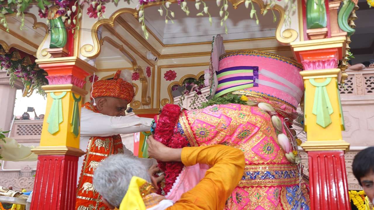 મુખ્ય પ્રધાન ભૂપેન્દ્ર પટેલે અષાઢી બીજના પાવન અવસરે અમદાવાદ ખાતે ભગવાન જગન્નાથજીની 149મી રથયાત્રાને પ્રસ્થાન કરાવતા પૂર્વે મંદિર પરિસરમાં ભગવાન જગન્નાથજી અને તેમના રથનું પૂજન-અર્ચન કર્યું હતું.