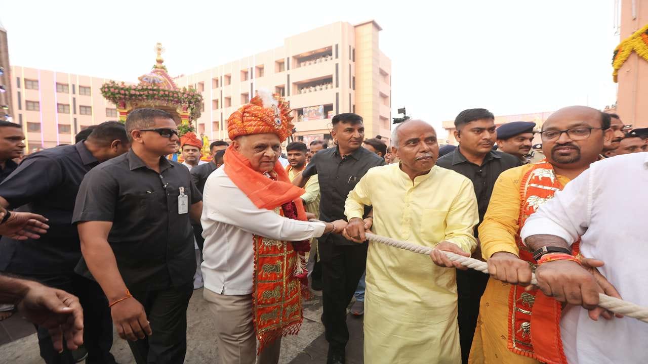 મુખ્ય પ્રધાને ભગવાન જગન્નાથજીની 149મી રથયાત્રા પ્રસંગે રાજ્યના સૌ નાગરિકોને શુભેચ્છાઓ પાઠવતાં જણાવ્યું કે, ભગવાન જગન્નાથજી આજે ભાઈ બલરામ અને બહેન સુભદ્રાજી સાથે નગરયાત્રાએ નીકળ્યા છે. પ્રભુ આજે સામે ચાલીને શ્રમિકો, ગરીબો અને સૌ નાગરિકોને આશીર્વાદ તેમજ દર્શન આપી રહ્યા છે.