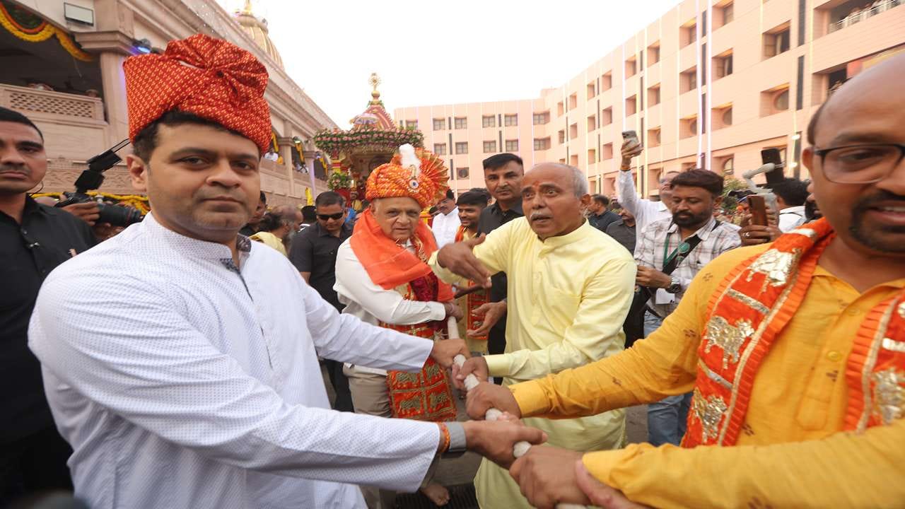 વડાપ્રધાન નરેન્દ્રભાઈ મોદીએ વિકસિત ભારતનો સંકલ્પ લીધો છે, જેના માટે ગુજરાત લીડ લેશે તેમ મુખ્ય પ્રધાને વિશ્વાસપૂર્વક જણાવ્યું હતું. ભગવાન જગન્નાથજી રાજ્યના સૌ નાગરિકોને ઉત્તરોત્તર સુખ અને સમૃદ્ધિ આપે તેવી પ્રાર્થના પણ પ્રભુ સમક્ષ કરી હોવાનું તેમણે જણાવ્યું હતું.