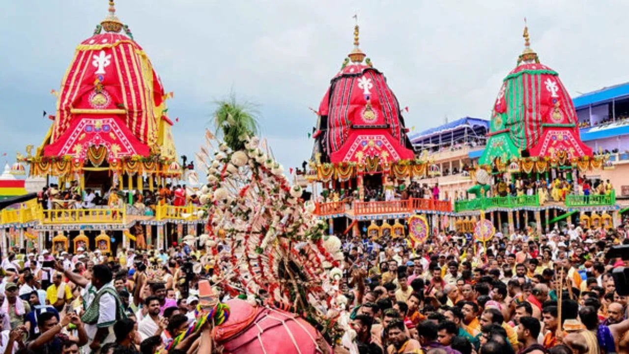 એવી માન્યતા છે કે, આ રથયાત્રામાં લેનાર ભક્તને વૈકુંઠ ધામની પ્રાપ્તિ થાય છે. દર વર્ષે આ ઉત્સવ માટે લાકડાના ત્રણ વિશાળ રથનું નિર્માણ થાય છે. આ રથ બનાવવામાં કોઈ પણ પ્રકારના લોખંડના ખીલા કે ધાતુનો ઉપયોગ નથી થતો. તેને માત્ર પવિત્ર લીમડાના લાકડામાંથી જ તૈયાર કરાય છે. યાત્રાની શરૂઆતમાં ગુજરાતના મુખ્યમંત્રી પોતે સોનાની સાવરણીથી રથની આગળનો માર્ગ સાફ કરે છે. આ વિધિ એ વાતનું પ્રતીક છે કે, ભગવાનના દરબારમાં કોઈ રાજા કે રંક નથી, ઈશ્વરની નજરમાં સૌ સરખા છે.