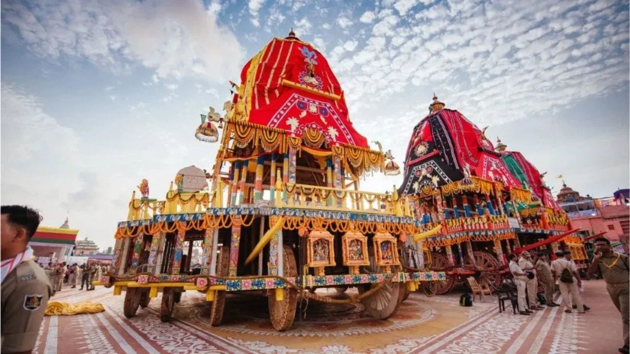 આ 15 દિવસના એકાંતવાસ બાદ પ્રભુ સાજા થાય, ત્યારે 'નેત્રોત્સવ' (નૈનાસર ઉત્સવ) મનાવવામાં આવે છે. આ બાદ જ રથયાત્રા પ્રસ્થાન કરે છે. નગરચર્યા દરમિયાન ભગવાન જગન્નાથ, ભાઈ બલભદ્ર અને બહેન સુભદ્રાજી ત્રણ ભવ્ય રથમાં બિરાજમાન થઈને ભક્તોને દર્શન આપવા નીકળે છે. યાત્રા દરમિયાન પ્રભુ પોતાના મોસાળ સરસપુર પણ પધારે છે. આ રથયાત્રાની સૌથી ખાસ બાબત એ છે કે, તેના રૂટ પર હિન્દુ અને મુસ્લિમ સમાજના લોકો સાથે મળીને કોમી એકતાના દર્શન કરાવતા પ્રભુનું ભવ્ય સ્વાગત કરે છે.