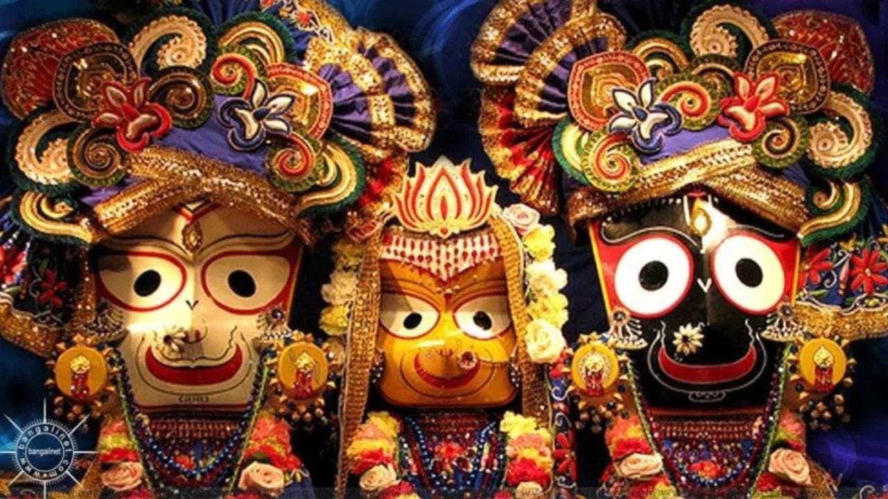 રથયાત્રા શરૂ થવાના આશરે 15 દિવસ પહેલા જેઠ સુદ પૂનમના દિવસે પ્રભુ જગન્નાથનો જળાભિષેક કરવામાં આવે છે. આ ધાર્મિક વિધિને 'જલયાત્રા' કહે છે, જેમાં સાબરમતી નદીમાંથી 108 કળશમાં પવિત્ર જળ લાવીને ભગવાનને સ્નાન કરાવાય છે. એવી લોકવાયકા છે કે, આ શાહી સ્નાન બાદ પ્રભુ બીમાર પડે છે અને 15 દિવસ માટે 'ઓસડ' એટલે કે 'અનાસર' (એકાંતવાસ) માં ચાલ્યા જાય છે.