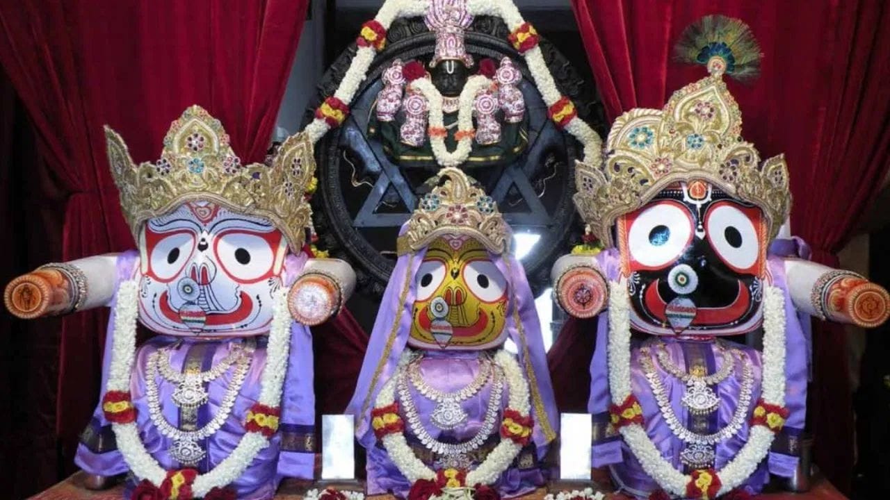 આ આખા વિશ્વમાં એકમાત્ર એવો ઉત્સવ છે કે, જ્યાં પોતે ભગવાન જગન્નાથ, મોટા ભાઈ બલભદ્ર અને બહેન સુભદ્રા પોતાના ગર્ભગૃહમાંથી બહાર આવીને ભવ્ય રથ પર સવાર થઈ નગર ભ્રમણ કરે છે. આ પ્રસંગ ભક્તોને પ્રભુની મૂર્તિની એકદમ નજીક જઈને દર્શન કરવાનો અણમોલ લ્હાવો આપે છે. વધુમાં, ભગવાનના મોસાળ સરસપુરમાં દરેક શ્રદ્ધાળુ માટે મહાપ્રસાદની અદ્ભુત વ્યવસ્થા કરવામાં આવે છે.