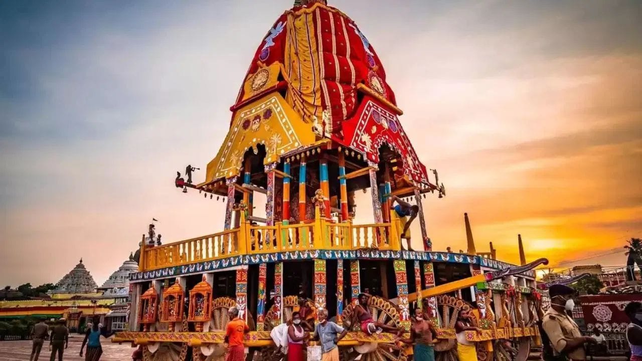ધાર્મિક મહત્વ ધરાવતી અમદાવાદની રથયાત્રા એ પ્રભુ જગન્નાથ, ભાઈ બલભદ્ર અને બહેન સુભદ્રાજીના સન્માનમાં યોજાતો એક અત્યંત ભવ્ય મહોત્સવ છે. ઓડિશાના પુરી બાદ આ યાત્રા સમગ્ર ભારતમાં બીજા ક્રમની સૌથી મોટી રથયાત્રા તરીકે ખ્યાતિ ધરાવે છે. દર વર્ષે અષાઢ મહિનાના શુક્લ પક્ષની દ્વિતીયા એટલે કે અષાઢી બીજના પવિત્ર દિવસે ભગવાન નગરચર્યાએ નીકળે છે અને ભક્તોને દર્શન આપે છે.