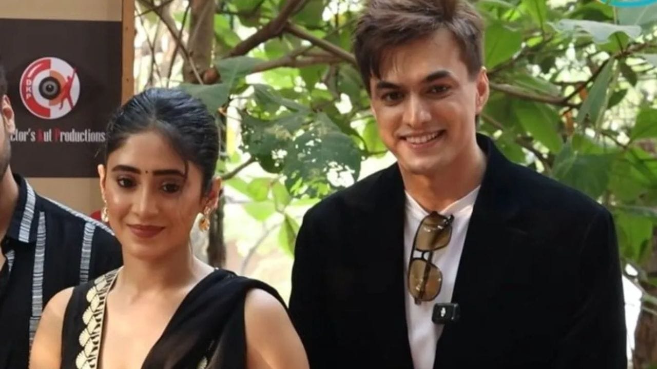 મોહસીન ખાન: શિવાંગી જોશીએ 'યે રિશ્તા ક્યા કહેલાતા હૈ'માં મોહસીન ખાન સાથે કામ કર્યું હતું. શો દરમિયાન, તેમના અફેરની અફવાઓ વર્ષો સુધી હેડલાઇન્સમાં છવાયેલી રહી. દર્શકોને તેમની ઓન-સ્ક્રીન જોડી, જેને 'કાયરા' તરીકે ઓળખવામાં આવતી હતી. જોકે, શોમાં તેમની ભૂમિકાઓ સમાપ્ત થયા પછી, અહેવાલો બહાર આવ્યા કે તેઓ વચ્ચેના સબંધ તૂટી ગયા છે.